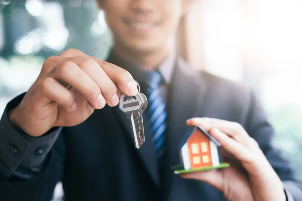 Handover of keys with tenancy agreement and documents when letting a property in Salzburg