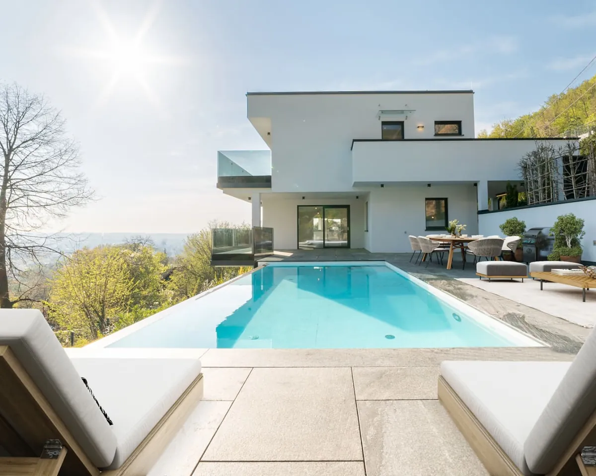 Hochwertig vermarktete Villa mit Pool und Fernblick in Salzburg