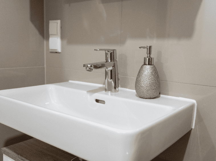 2 Zimmer Wohnung in Straßwalchen. Das Waschbecken im modernen und stilsicheren Badezimmer bietet einen hohen Komfort.