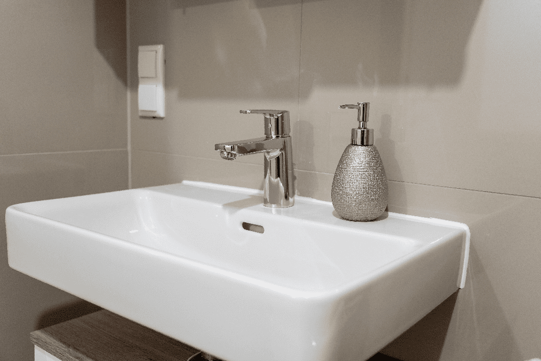 2 Zimmer Wohnung in Straßwalchen. Das Waschbecken im modernen und stilsicheren Badezimmer bietet einen hohen Komfort.