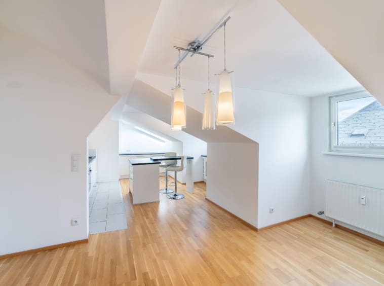 Im Wohnbereich mit charmanten Dachschrägen und der offenen Küche führt Sie eine Treppe auf die Dachterrasse, von welcher man einen "360°''-Blick über Salzburg genießt.