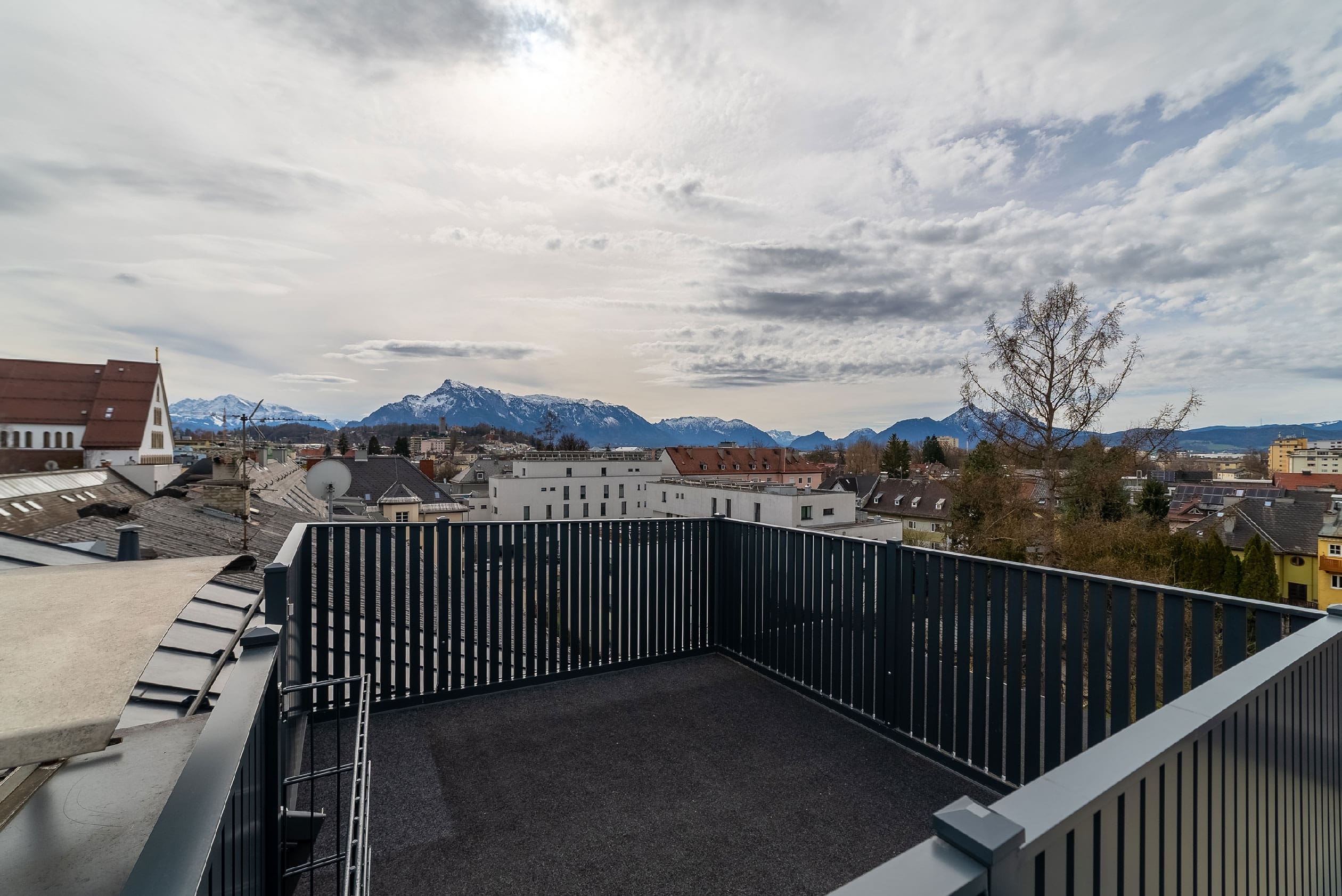Das Dachgeschoss "360°" - auf einer Ebene mit einer Wohnnutzfläche von über 119 m² - verspricht durch sein Ambiente wohligste Momente: Von der Dachterrasse den Blick in die Ferne schweifen lassen, den Sonnenuntergang genießen, sich auf einem der 2 Balkone bei einer gemütlichen Tasse Tee am Ausblick erfreuen. Hier ist man "rundum" und in allen Richtungen mit grandioser Aussicht versorgt.