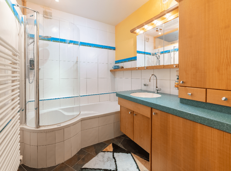 Im Bad mit Badewanne, Waschtisch samt Spiegel, Waschmaschine und separatem WC starten Sie frisch in den Tag.