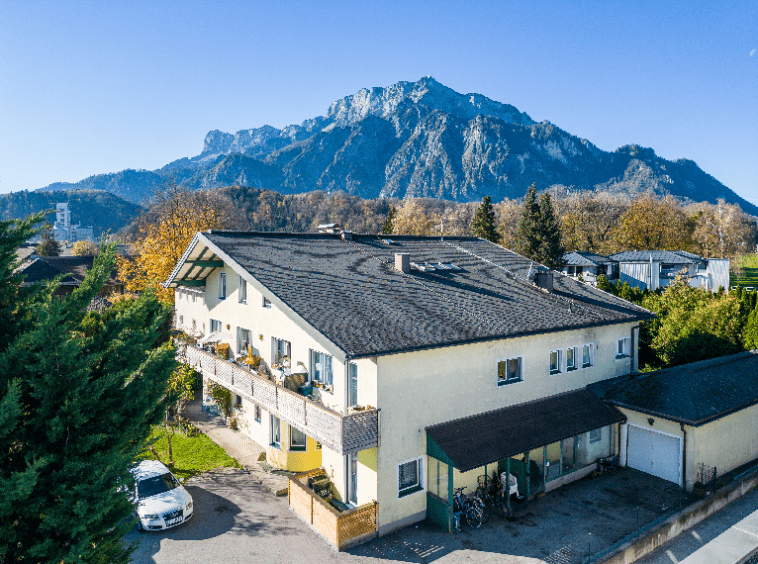 Nahe dem sagenumwobenen Untersberg in der Gemeinde Anif-Niederalm liegt das ideal situierte Mehrfamilienhaus mit aktuell 21 separaten befristet vermieteten Wohneinheiten.