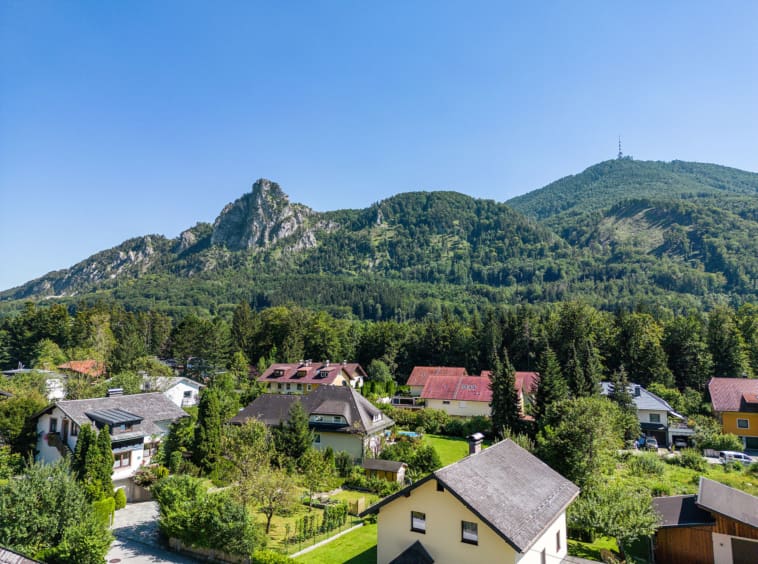 Als "Höhepunkt" der Neubaugartenwohnung am Heuberg in Salzburg wird Ihnen hier auf 357m² Gesamtfläche sowohl Privatsphäre als auch Aussicht auf Nockstein, Gaisberg, Staufen und Untersberg garantiert.